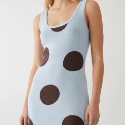 robes à pois hiver maille longue en bleu sans manches avec de grands motifs ronds marron portee par une femme