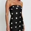 robes longues noires à pois bandeau en satin col foulard moulante portee par un mannequin sans bretelles avec gros pois creme