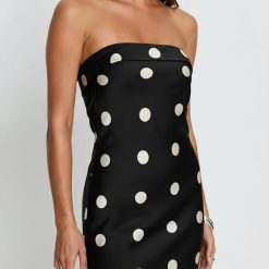robes longues noires à pois bandeau en satin col foulard moulante portee par un mannequin sans bretelles avec gros pois creme