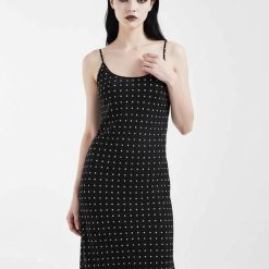 robes longues noires à pois style sirène moulante avec bretelles fines portée par une femme