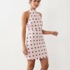 robes à pois rouge col bénitier lin mélangé courte petite saxton portée par une femme robe rose à pois noirs sans manches col montant