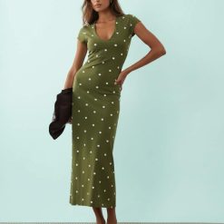 robes manches longues à pois design midi kaki robe verte à pois blancs femme chic élégante