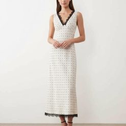 robes satin à pois dentelle et mi longue crème imprimé sans manches avec col en v bordée de dentelle noire