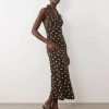 robes à gros pois mi longue nu dos marron et blanc portée par un mannequin avec des sandales noires