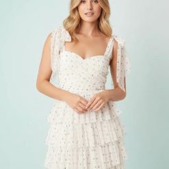 robes rouges à pois blanc noir longue en tulle épaules nœud petite portée par une femme avec bretelles nouées et volants superposés
