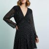 robes longues noires à pois monochrome dentelle manches rétro bords robe noire à pois blancs en dentelle à manches longues col en v