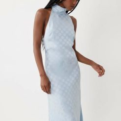 robes à pois transparentes mousseline longue col montant dos nu bleu clair portée par un mannequin aux cheveux tressés