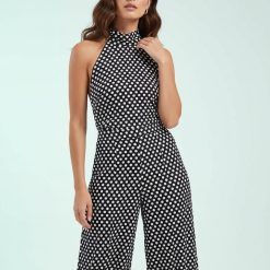 robes à pois années 50 noirs satin longue échancré dos nu élégante robe de soirée pour femme mannequin posant trouve