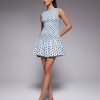 robes asymétriques à pois bleu basse exclusivité courte plissé taille froncé jolie mannequin portant une robe dété élégante et confortable