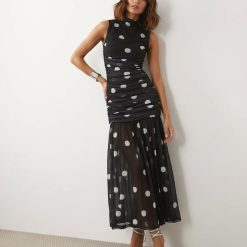 robes à pois rouge montante encolure basse taille froncée noir blancs longue sans manches moulante avec voile plissé