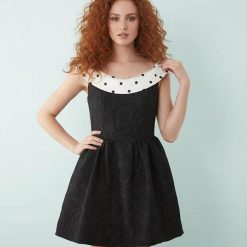 robes à pois jaune encolure bateau jacquard courte noir une élégante femme porte une robe noire à pois blancs et col bateau avec un motif jacquard subtil sur le tissu un style chic et moderne parfait pour une soirée décontractée