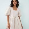 robes à pois jaune bouffantes manches courte ourlet boule rose portée par un mannequin sur fond clair