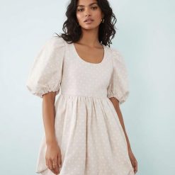 robes à pois jaune bouffantes manches courte ourlet boule rose portée par un mannequin sur fond clair