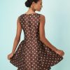 robes à pois jaune screenplay courte en jacquard marron vue de dos sans manches evasée avec volant au bas portée par un mannequin