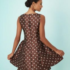robes à pois jaune screenplay courte en jacquard marron vue de dos sans manches evasée avec volant au bas portée par un mannequin
