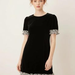 robes à pois jaune velours courte volants ourlet en noir une élégante robe noire en velours à manches courtes avec des volants en tulle blanc à pois noirs sur les manches et lourlet