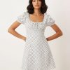 robes à pois transparentes babydoll courte nouée sur devant blanche à motif pois noirs avec manches bouffantes et col volanté