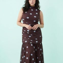 robes longues à pois rouge taille montante froncée encolure basse bordeaux bordeaux à pois blancs sans manches moulante