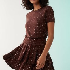 robes longues marron à pois étagés stretch volants mancherons femme vêtue dune robe marron à pois blancs avec un corsage ajusté et une jupe à plusieurs niveaux