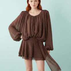 robes longues marron à pois manches ballon mousseline drapés chocolat courte portée par un mannequin rousse sur fond bleu