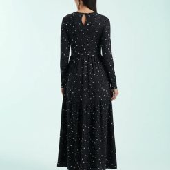 robes à pois marine manches longues mollet tachetés bleu vue de dos avec ouverture bouton au col et coupe evasee a etages portee par un mannequin