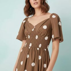 robes longues marron à pois blancs longueur mollet col v volants étagés robes longues marron élégante motifs pois blancs trouvée en ligne