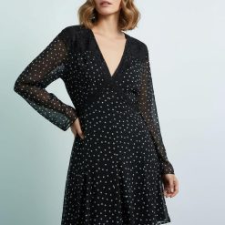 robes longues noires à pois monochrome dentelle manches rétro bords robe noire à pois blancs en dentelle à manches longues col en v