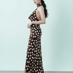 robes longues marron à pois foulard satinée col bénitier portée par un mannequin de profil avec dos nu