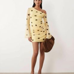 robes noires à petit pois citron tulle manches dénudées courte épaules ange imprimé robe courte jaune pastel a pois marron col asymetrique avec manches longues evasees