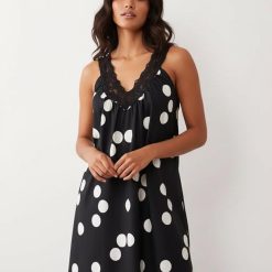robes rouges à petit pois monochrome dentelle babydoll longue popeline col v petite superposition robe de nuit noire à pois blancs avec un décolleté en dentelle noire fines bretelles amples tombantes