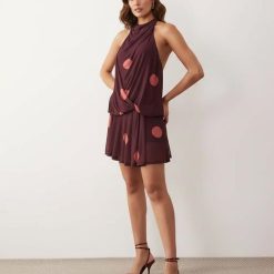 robes en tulle à pois drapée nu courte blousant dos effet imprimés bordeaux a grands pois roses avec col halter