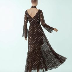 robes en tulle à pois mousseline foulard longue col v avec marron et crème mannequin vue de dos manches longues
