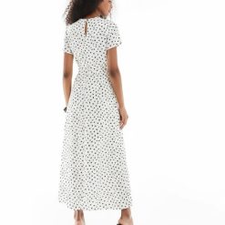robes à pois filles étagée tachetés longueur mollet beigeenvironnement portée par un mannequin femme avec manches courtes
