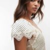 robes à pois vintages blancs dentelle longue empiècements dress tea style portée par un mannequin avec bordure en dentelle
