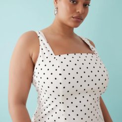 robes longues noires à pois stretch imprimé kinsey mélangé lin blanche à pois noirs avec encolure carrée et bretelles larges sur fond bleu clair