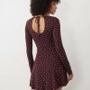 robes manches longues à pois violets bateau stretch patineuse courte encolure avec ouverture goutte d eau au dos et lien a nouer porte par un mannequin vue de dos