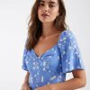 robes manches longues à pois viscose torsadé décolleté cœur bouffantes mollet bleu fleuri jeune femme posant avec une robe imprimée fleurie élégante