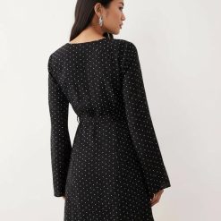 robes dentelles à pois carrée motifs courte encolure noir élégante robe noire à pois blancs manches longues fluide coupe trapèze finds finds