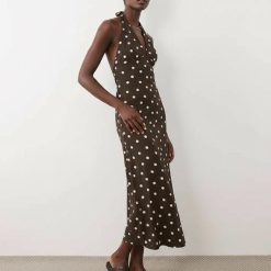 robes à gros pois mi longue nu dos marron et blanc portée par un mannequin avec des sandales noires