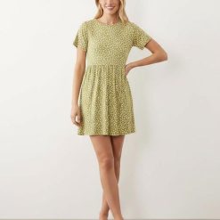 robes à pois vertes tacheté et effet vert courte a manches courtes col rond froncee a la taille