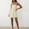 robes à pois jaune courte carré col bretelles babydoll multi une femme porte une robe légère et élégante aux motifs pois trouve votre taille maintenant