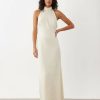 robes à pois transparentes mousseline longue col montant dos nu couleur crème portée par un mannequin femme avec un motif jacquard discret