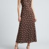 robes longues marron à pois bénitier satinée col grain de café portée par un mannequin avec des sandales à talons marron sur fond gris