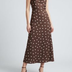robes longues marron à pois bénitier satinée col grain de café portée par un mannequin avec des sandales à talons marron sur fond gris