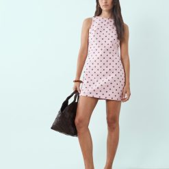 robes droites à pois roses en denim rayures courte sans manches pour femme portée sur fond blanc