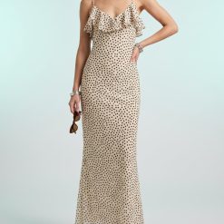 robes longues marron à pois crème et fines col cape fleur bretelles v détail volant au decollete coupe fluide maxi tenue elegante beige