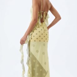 robes jaunes à pois volanté tulle décolleté lemon plongeant dos longue robe fluide avec des volants drapes et bretelles fines portee par un mannequin vue de dos