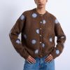 gilets à pois maille brossée en gilet marron avec des pois bleu clair et des boutons sur le devant
