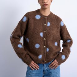 gilets à pois maille brossée en gilet marron avec des pois bleu clair et des boutons sur le devant