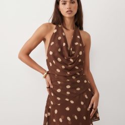 robes longues marron à pois col bénitier et ricky fluide à motif pois beige portée par un mannequin